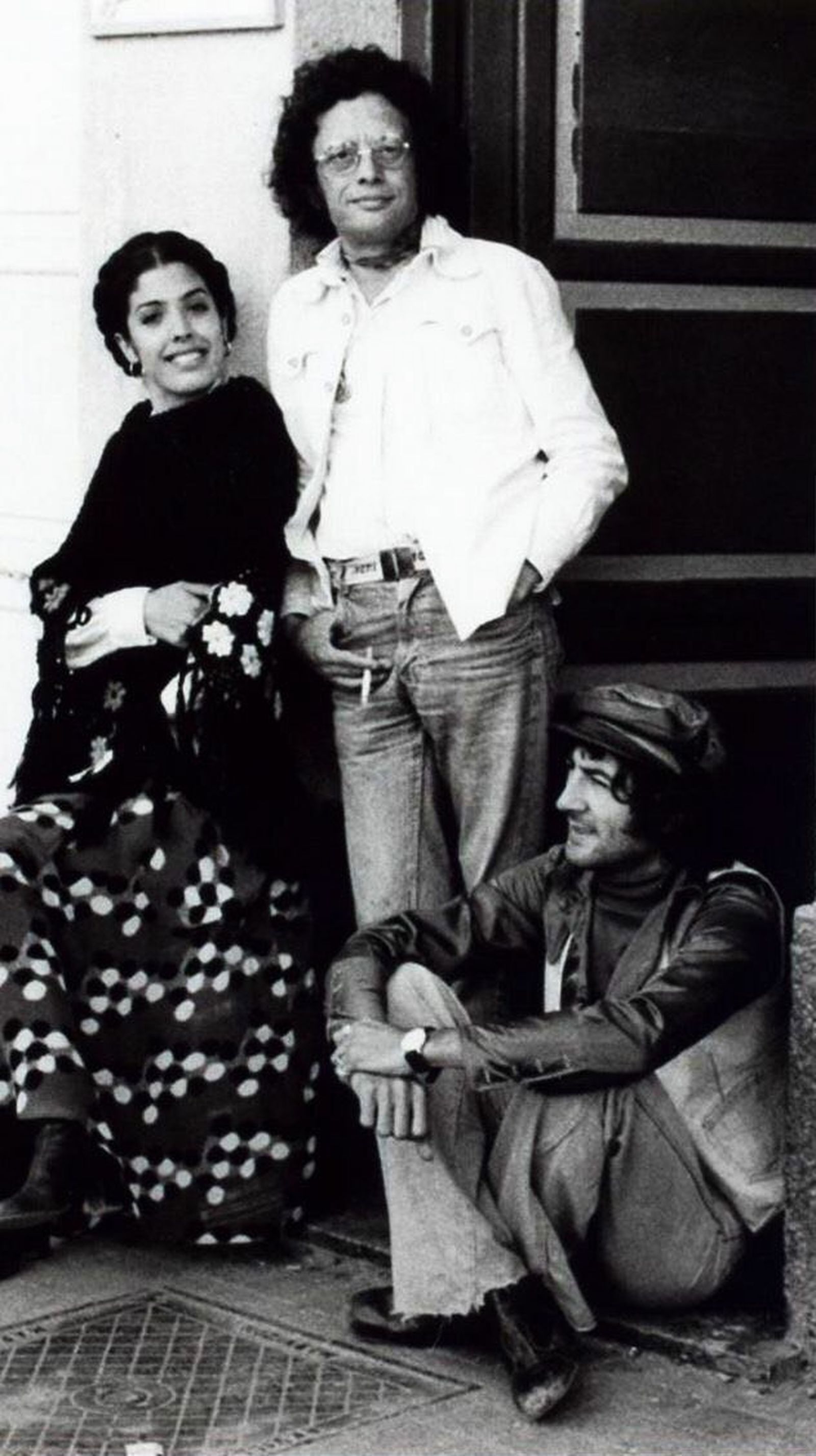 Juan Manuel Flores, de pie, entre Lole y Manuel en una imagen de los años 70.