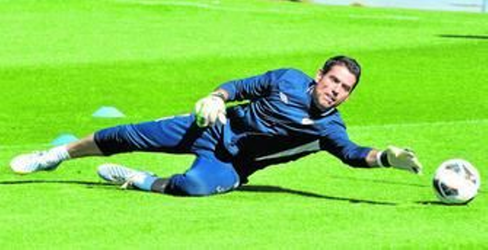 Andrés Palop detiene un balón durante el ensayo de ayer en la ciudad deportiva.