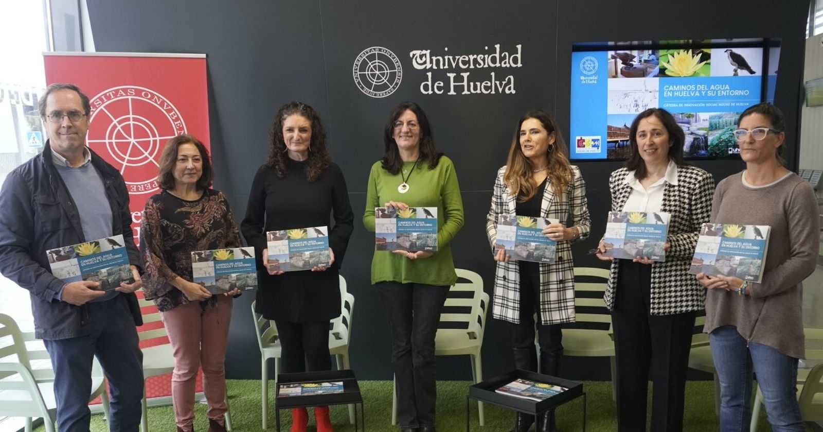 Foto de familia de la presentación del libro.