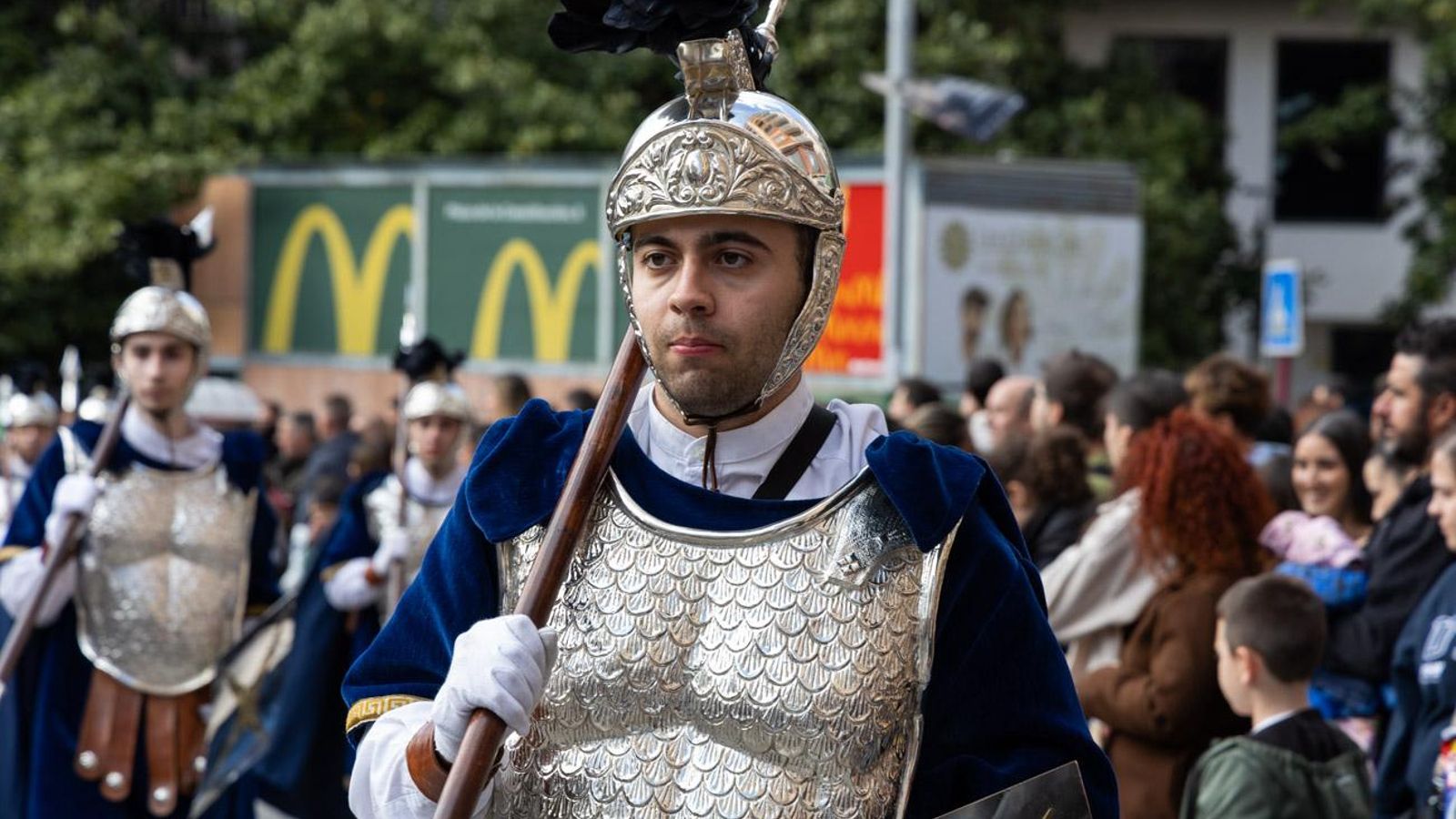 Los cofrades se rinden ante los grandes pasos de misterio del Lunes Santo
