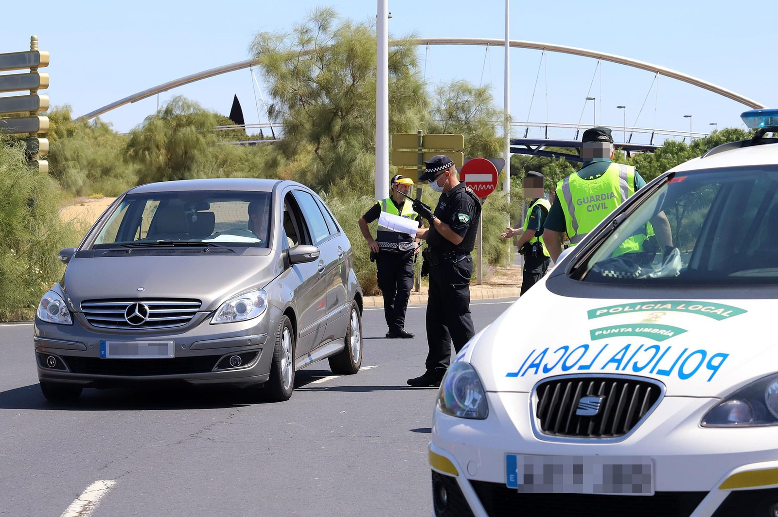 Imagen de archivo. Control de circulación a la entrada de Punta Umbría.