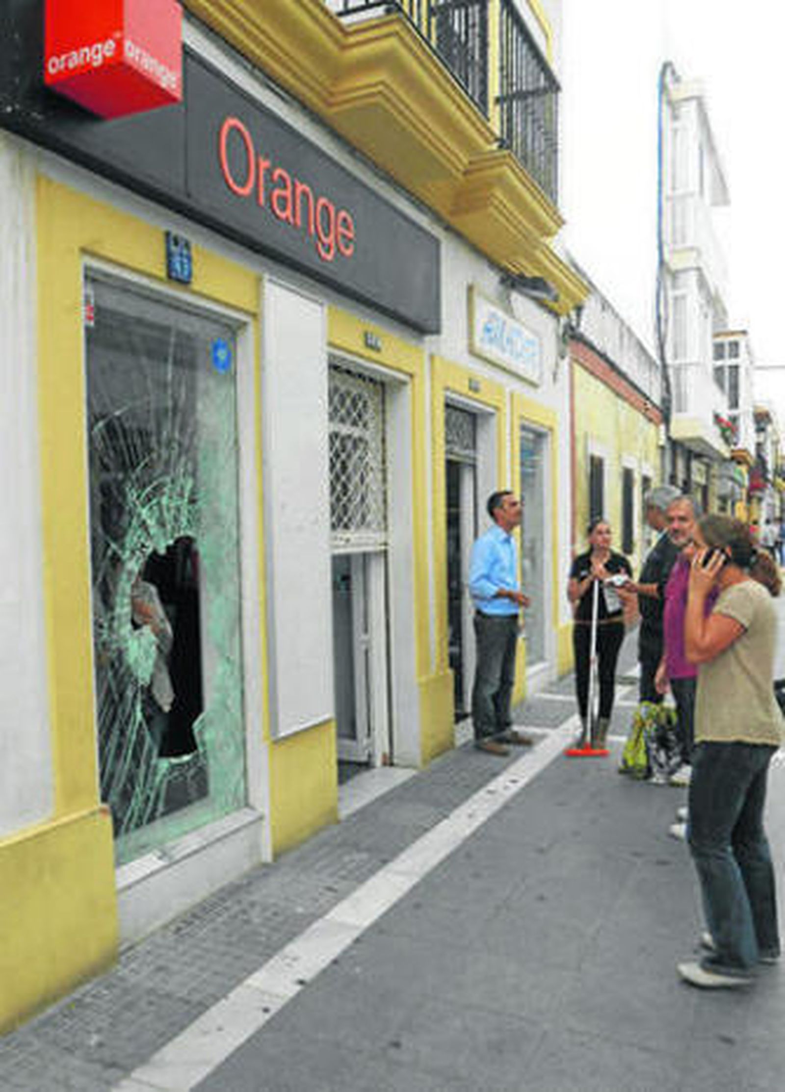 La tienda apedreada y de la que se llevaron nueve móviles de gama alta.