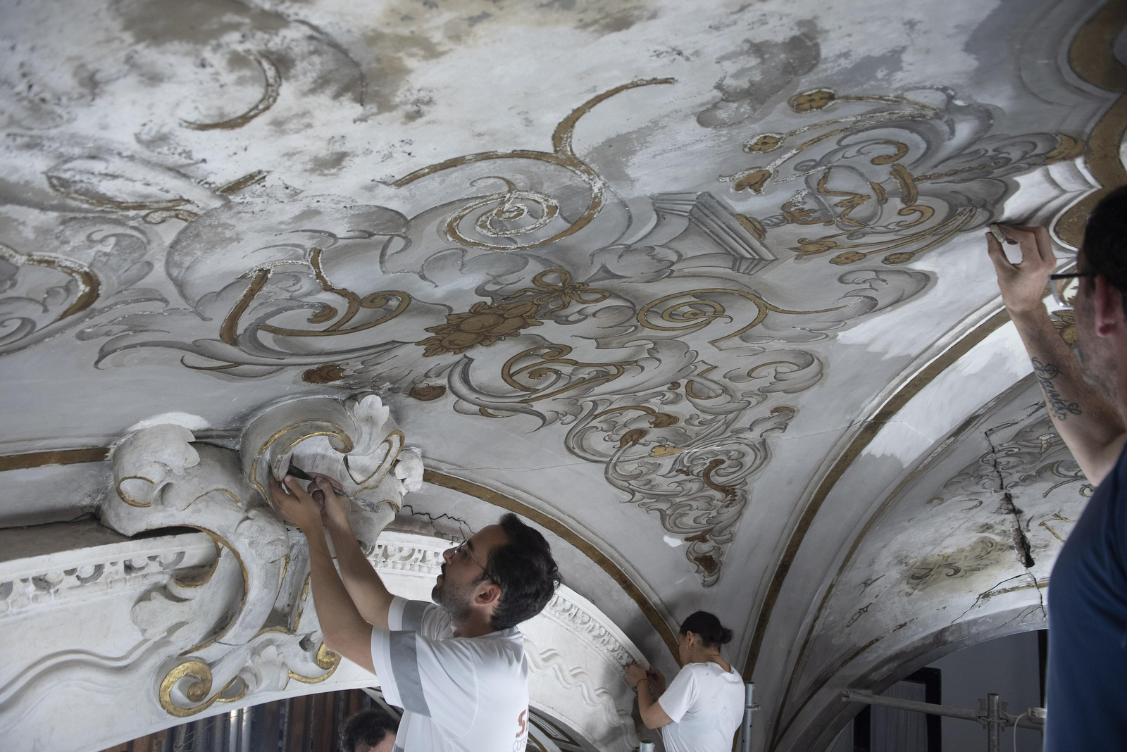 Todas las imágenes de la restauración de las pinturas en la Parroquia de la Magdalena