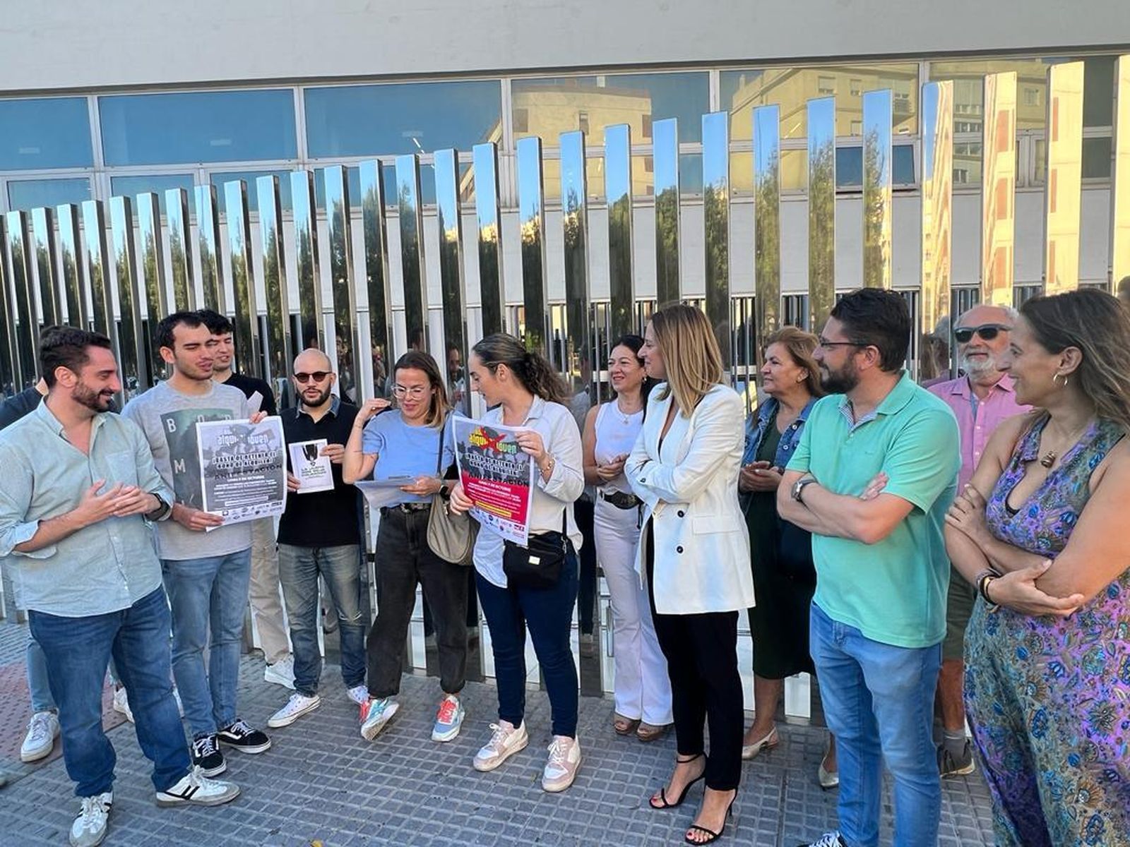 Concentración frente a la Delegación de Fomento para exigir la resolución del Bono de Alquiler para Jóvenes