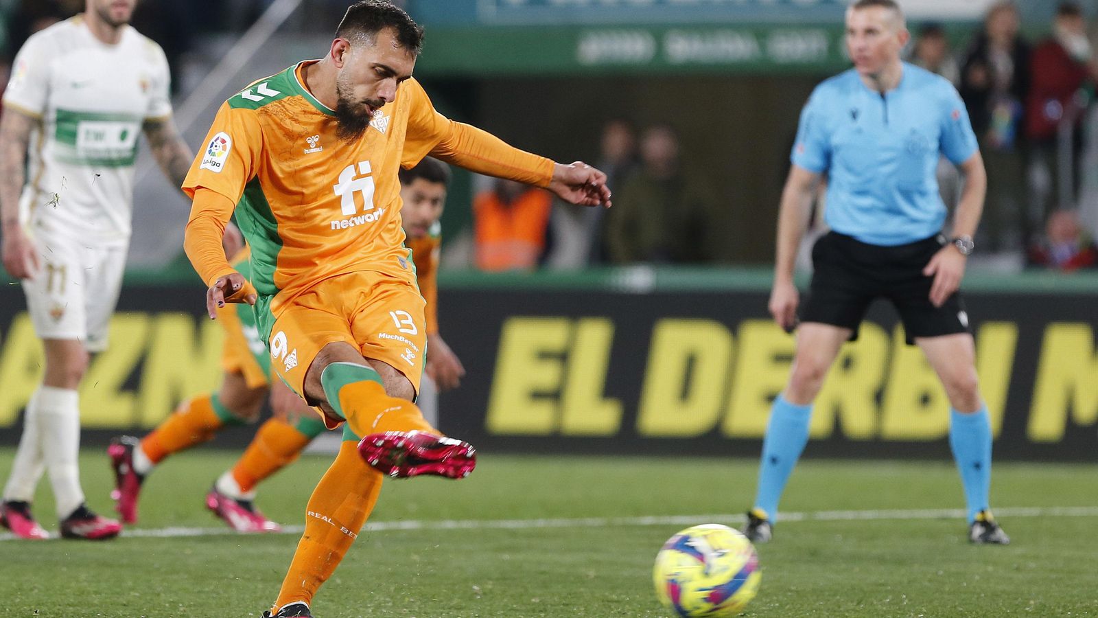 Borja Iglesias lanza ante el Elche el primer penalti, que acabó en gol.