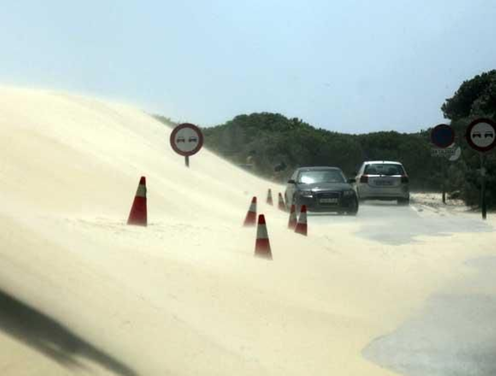 500 personas quedan incomunicadas por el avance de una duna en Tarifa