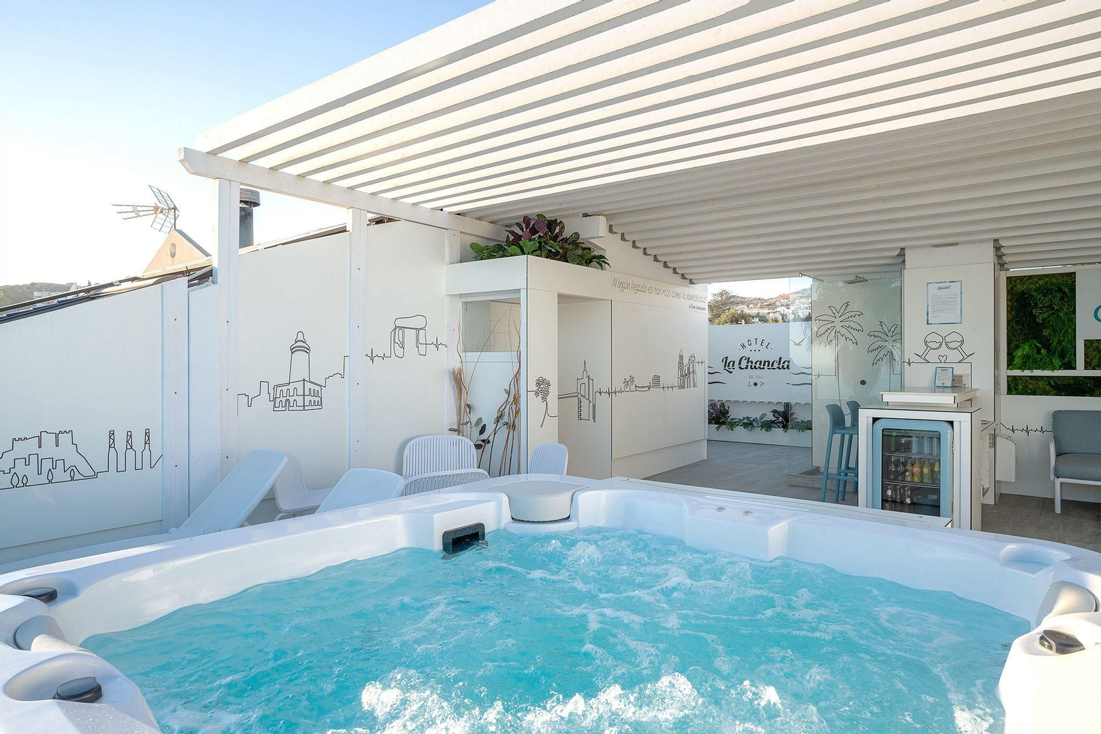 Terraza de un hotel de Málaga con piscina.