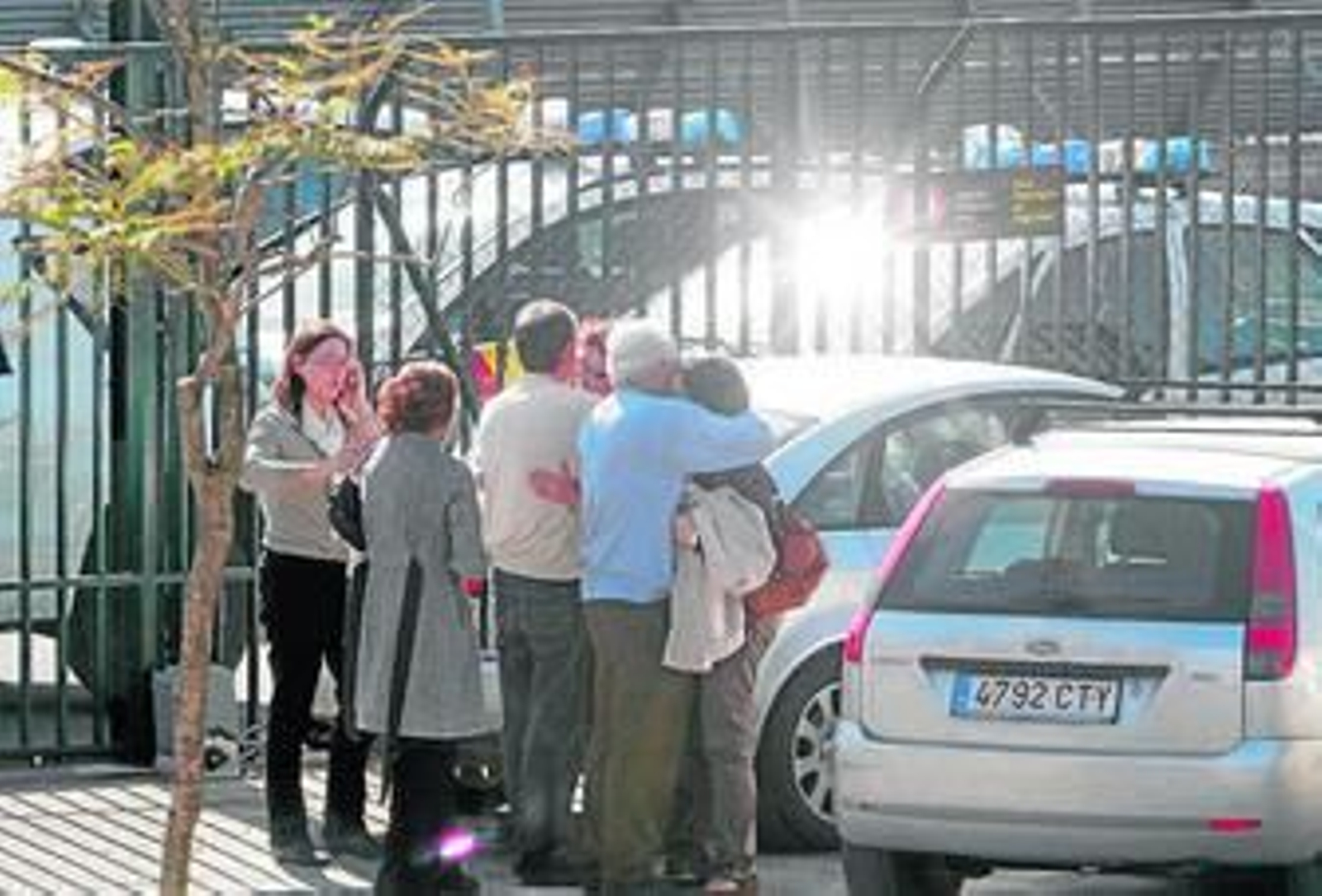 Familiares de los desaparecidos, en el aeropuerto de Almería ayer.