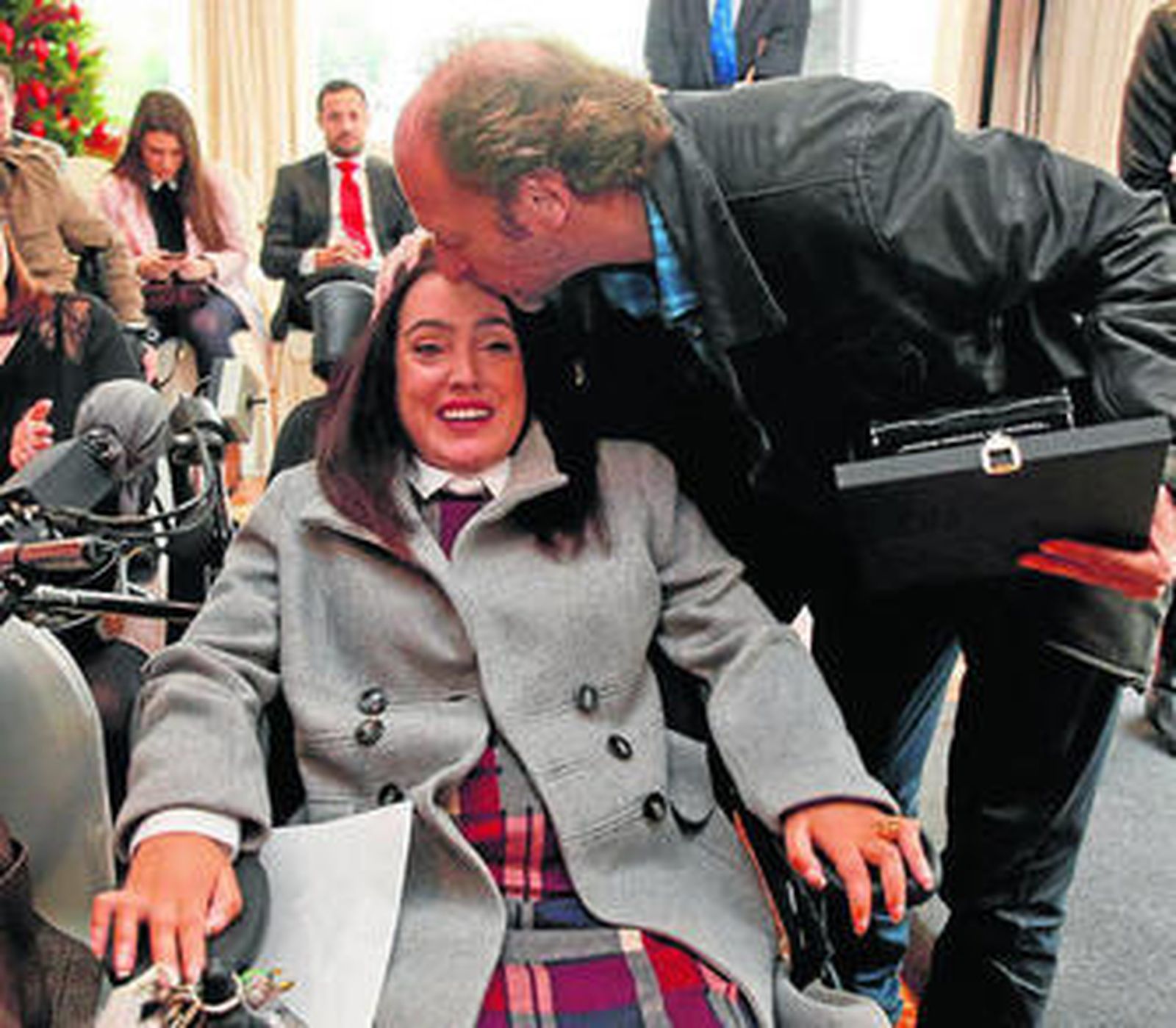 Belén Higueras junto a Manuel Chaparro, que le hizo entrega del premio.