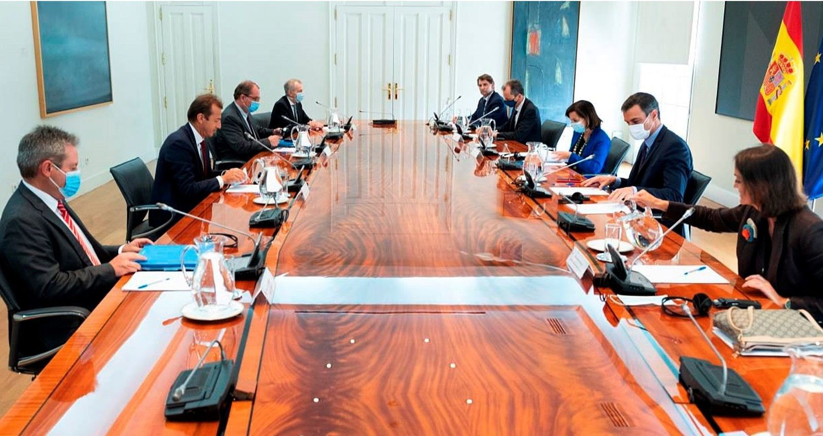 La cúpula de Airbus, encabezada por su CEO, Guillaume Faury, se reúne este jueves en La Moncloa con el presidente del Gobierno, Pedro Sánchez, y las ministras de Industria y Defensa, Reyes Maroto y Margarita Robles, respectivamente.