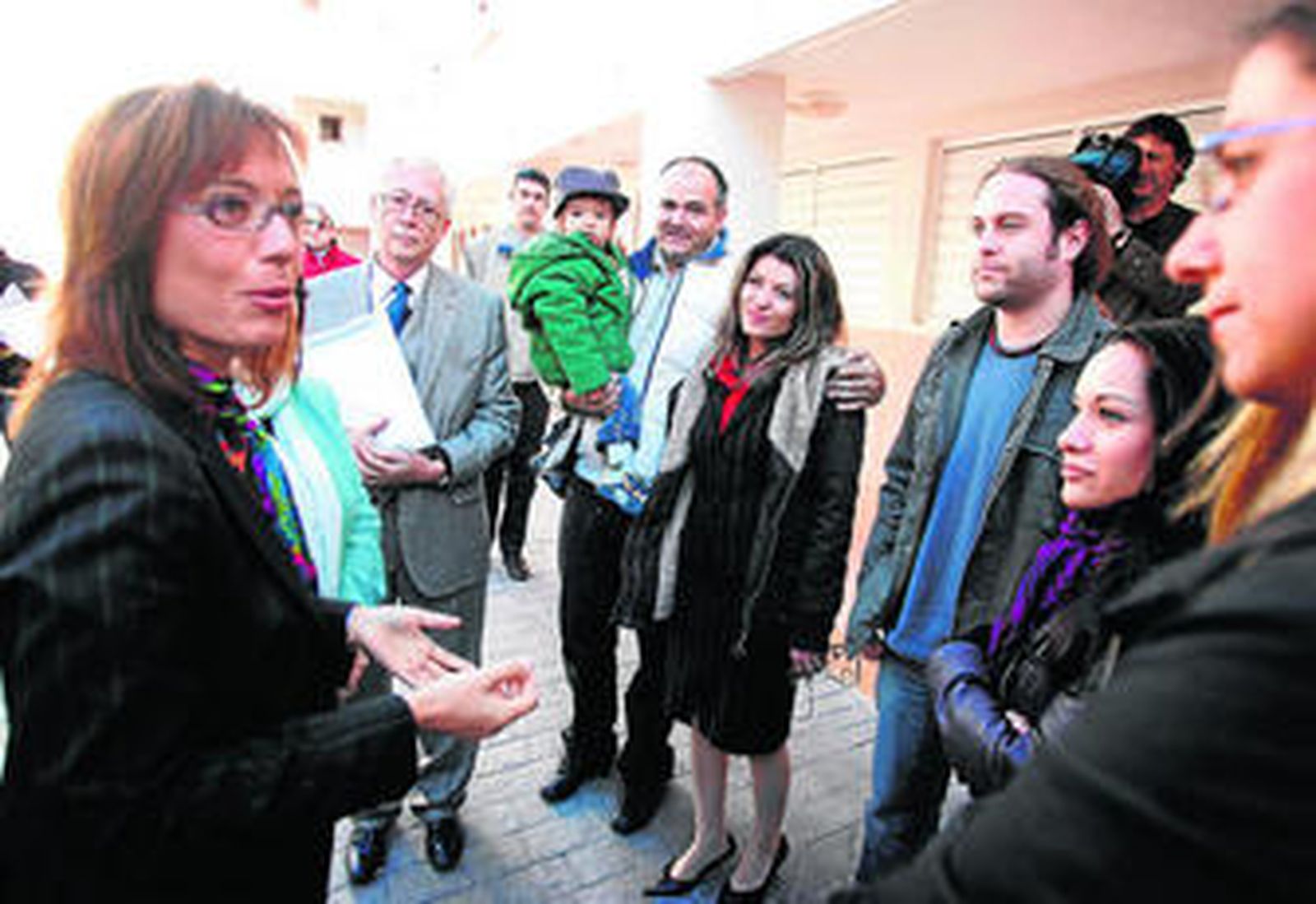 María Gámez, delegada del Gobierno andaluz, en la entrega de las últimas viviendas construidas por EPSA, a finales de 2008.