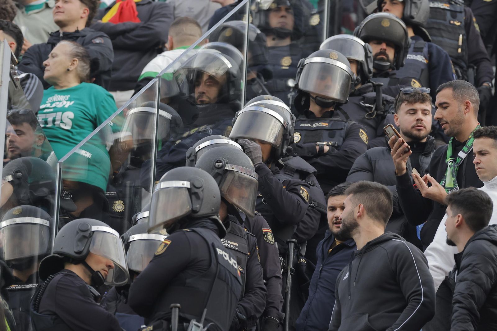 Búscate en las fotos del Sevilla -Betis