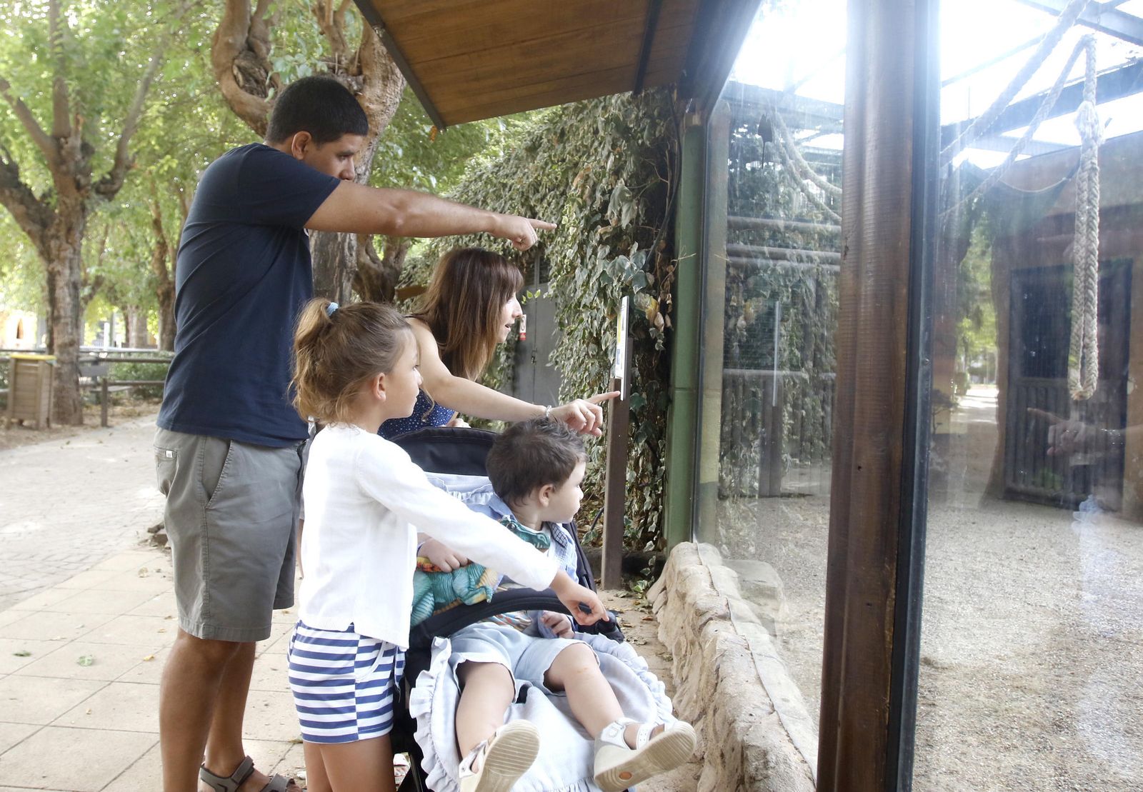 La familia de Manuel y Milagros disfrutan del zoo de Córdoba.