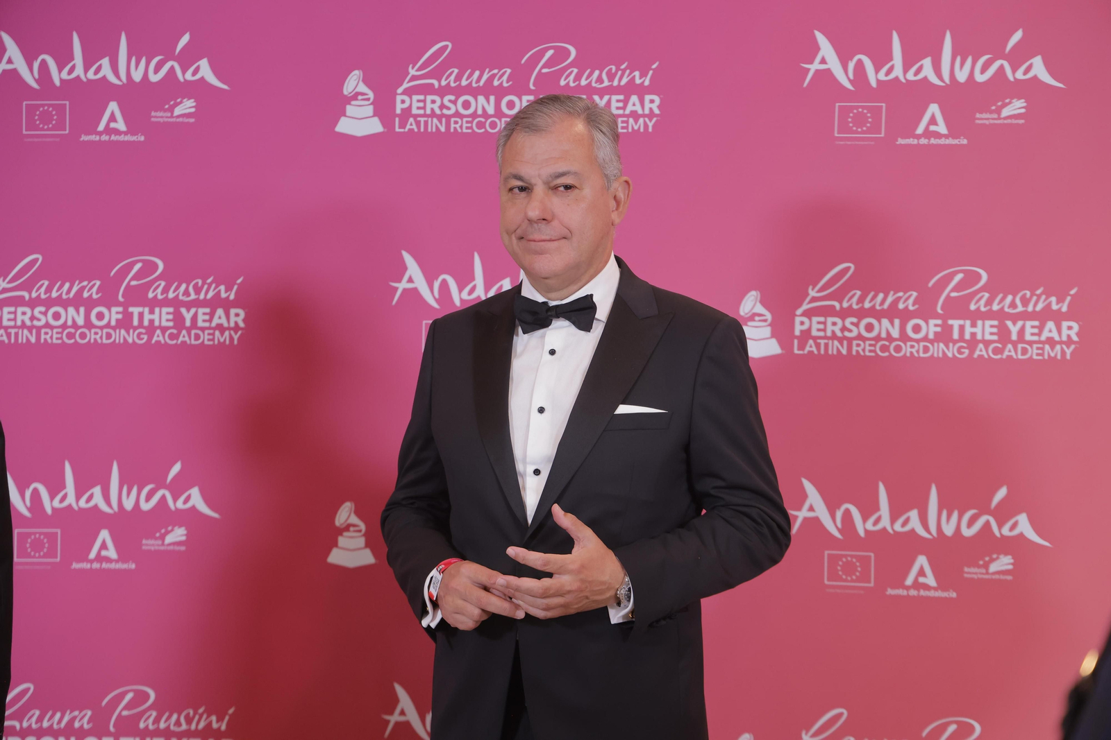 El alcalde de Sevilla, José Luis Sanz, en la alfombra roja del homenaje a Laura Pausini en los Grammy Latinos de Sevilla.