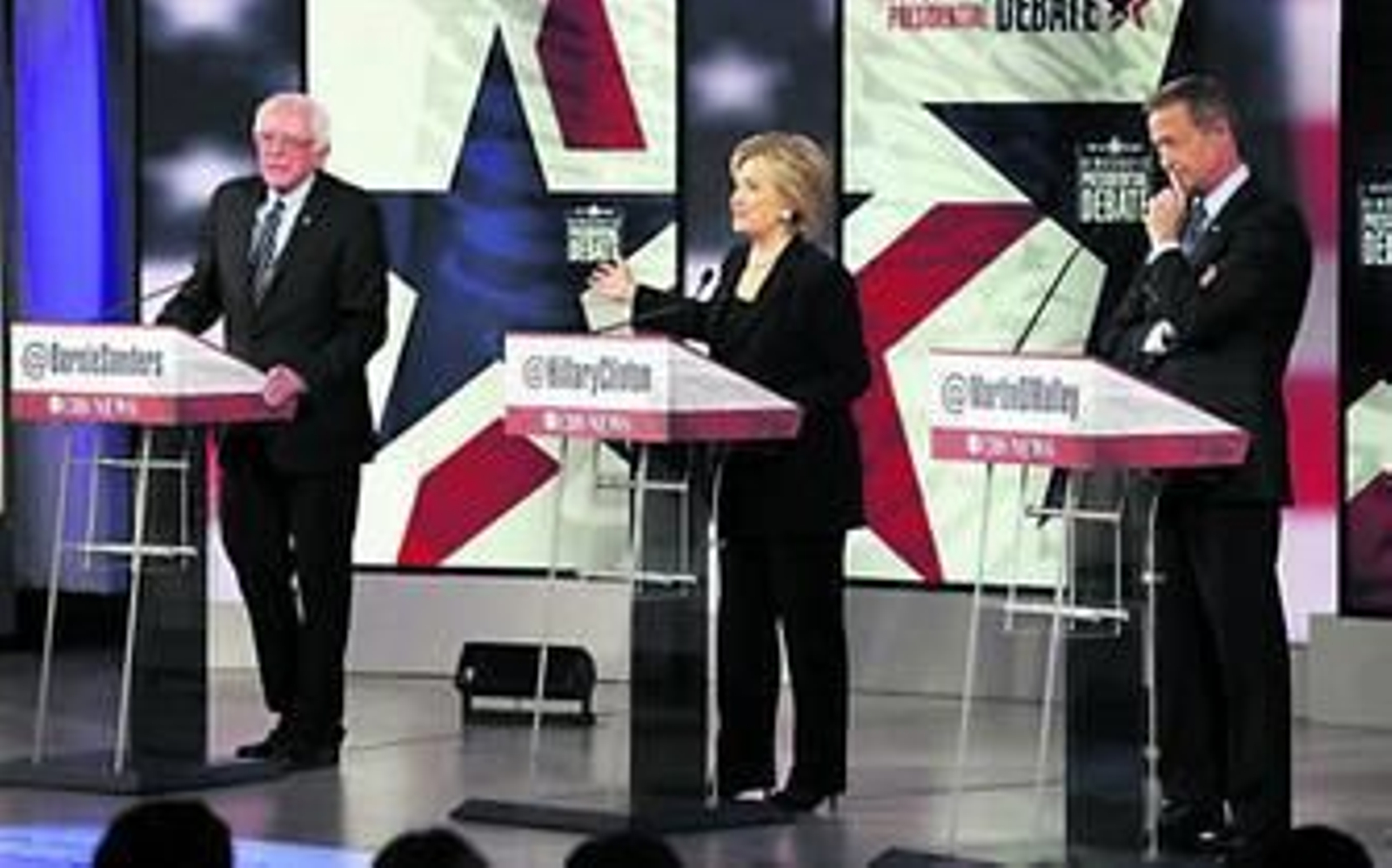 Los demócratas Bernie Sanders (izquierda), Hillary Clinton y Martin O'Malley, durante el debate celebrado el sábado en la Universidad de Drake (Iowa).
