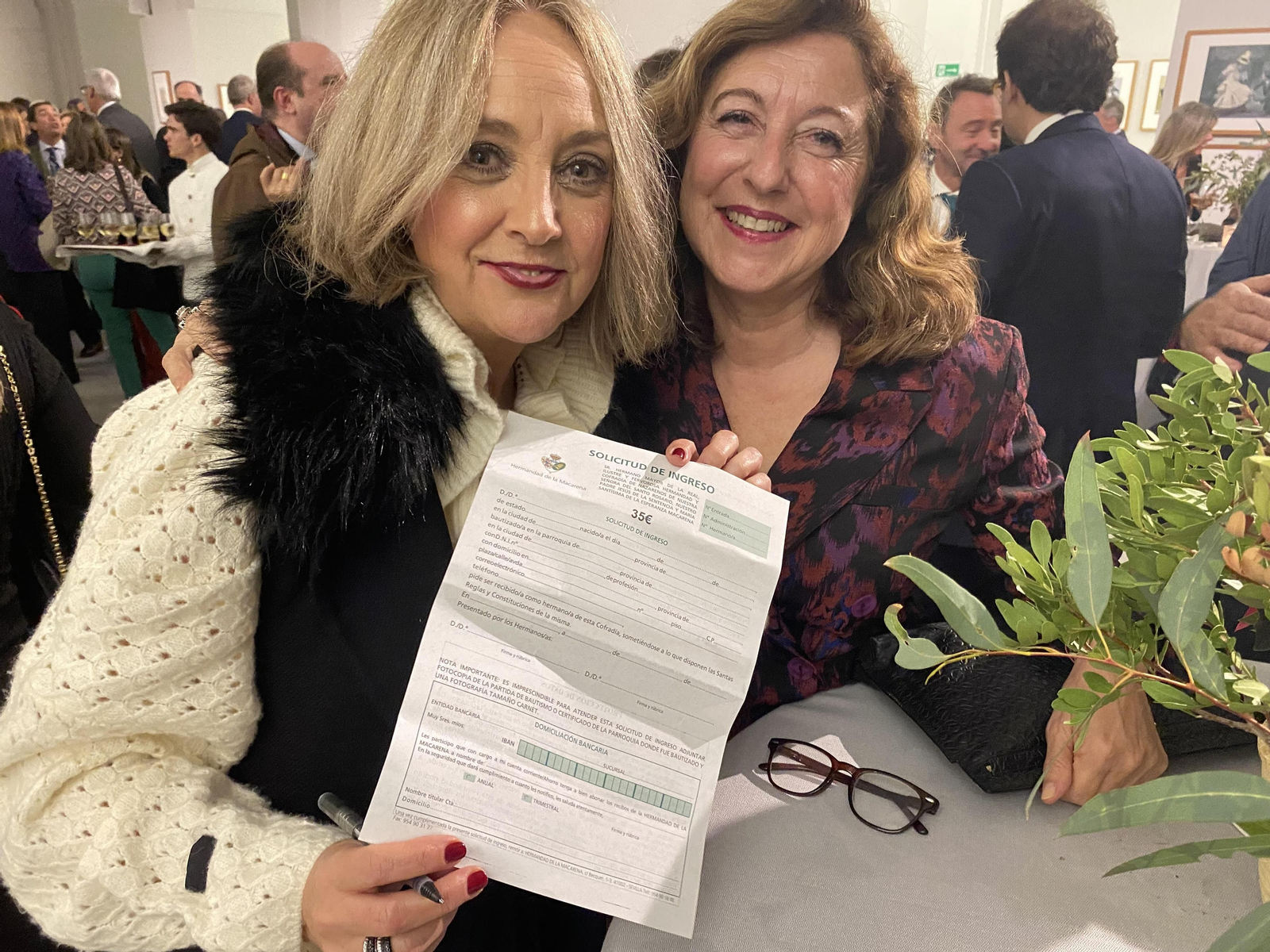 Mercedes Morón Laguillo y Rocío Cruzado Candau, con la solicitud de hermana de la Macarena