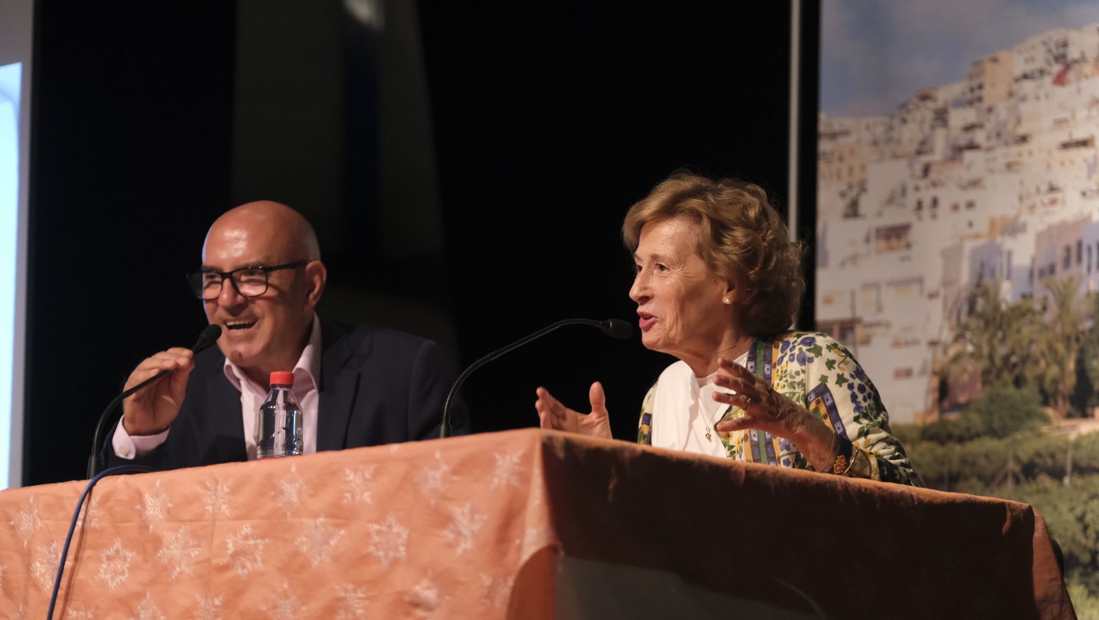 Imágenes de Diario de los Libros en Mojácar, con la escritora Julia Navarro