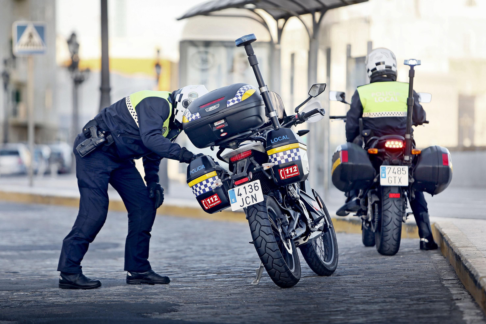 Dos agentes motorizados de la Policía Local en la capital gaditana.
