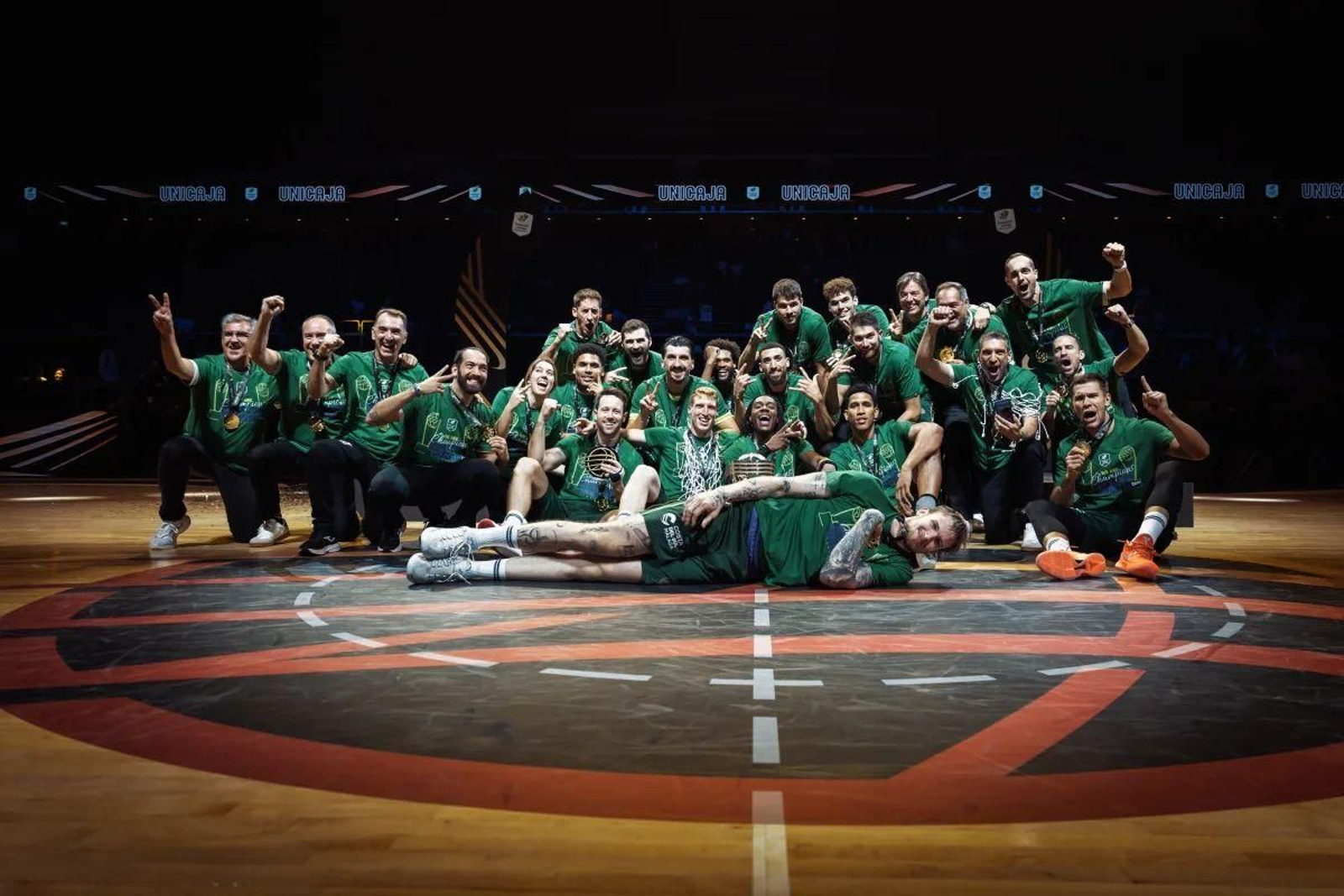 El equipo celebra el título.