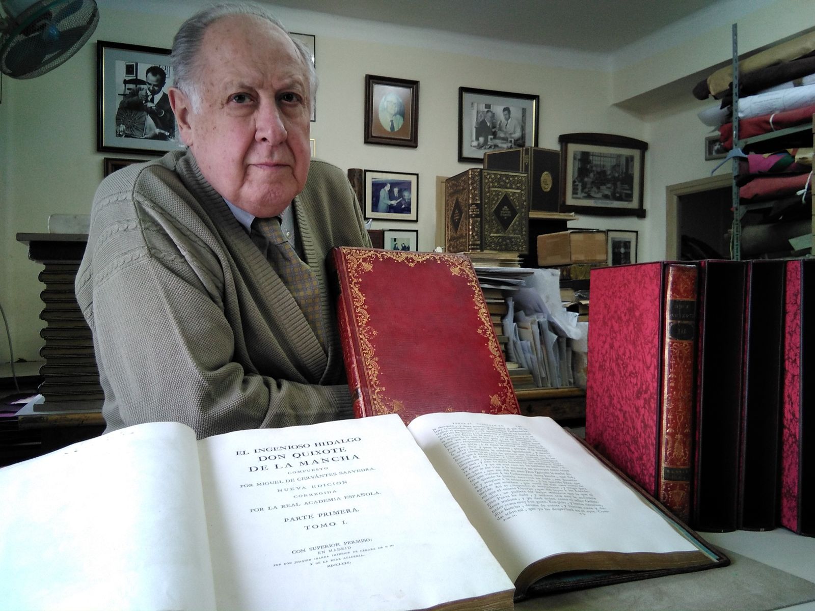 El encuadernador José Galván, con el ejemplar de 'El Quijote' de 1780 que se ha restaurado en su prestigioso taller.