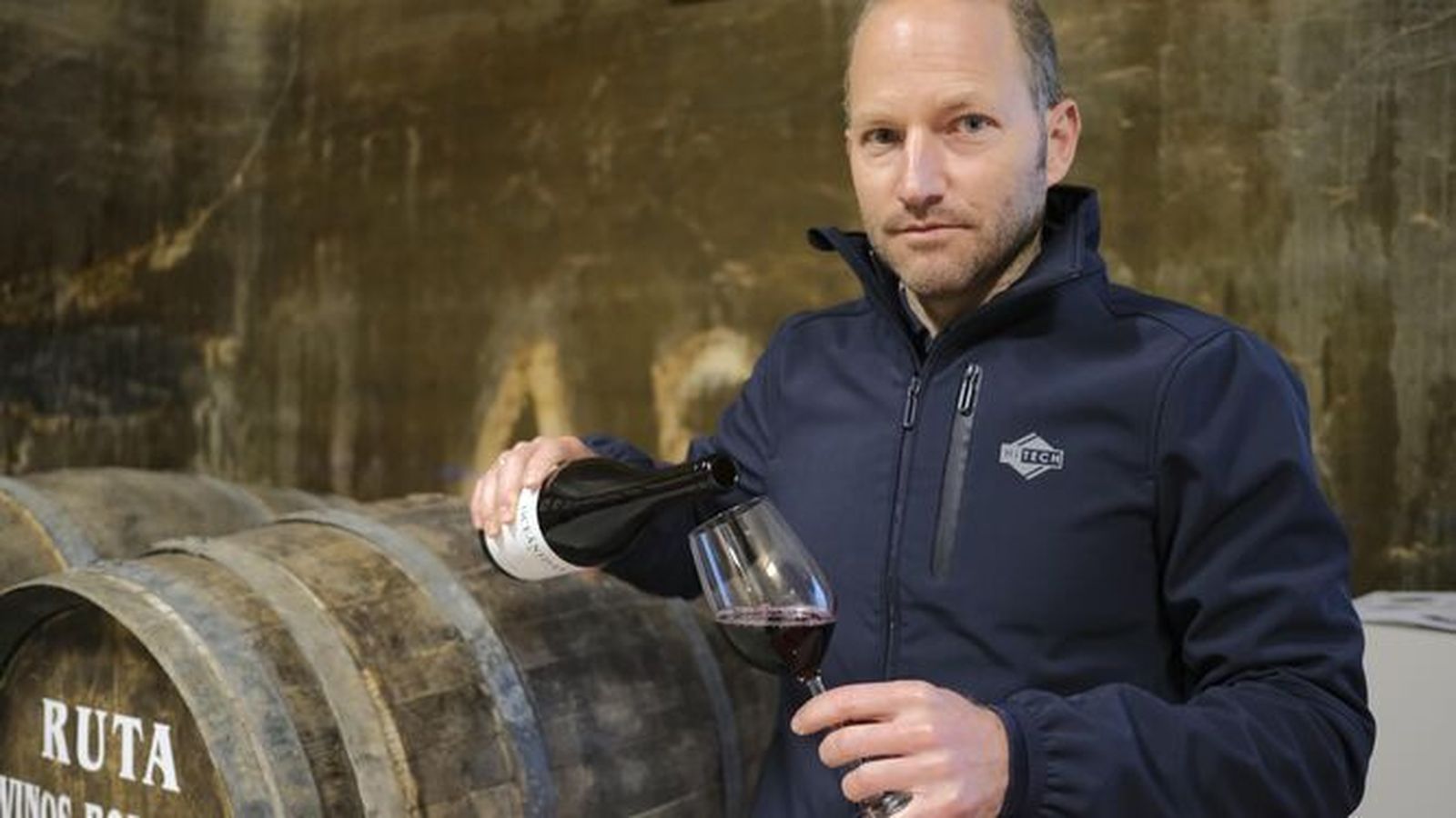 El enólogo roteño afincado en Ronda, Juan Bernal, con uno de sus vinos tintos.