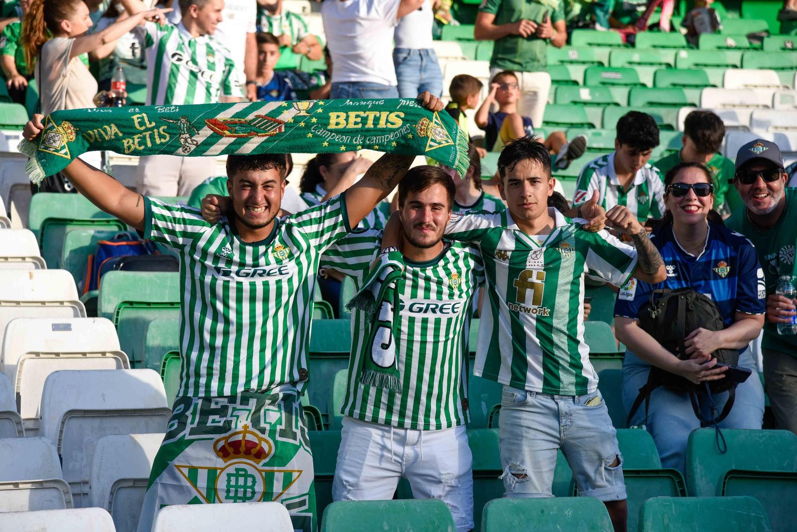 Las fotos de la afición del Betis en el Villamarín