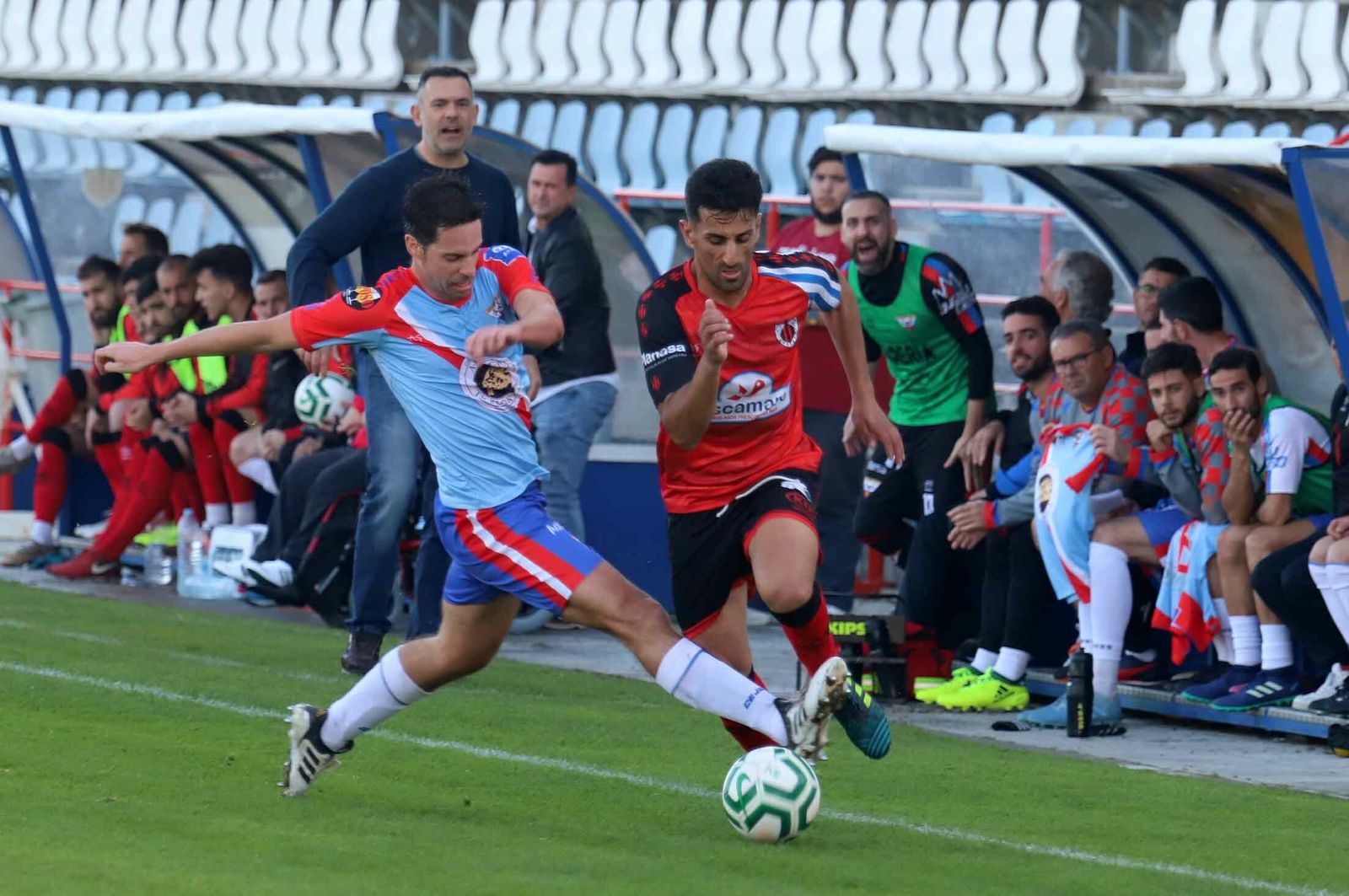 Un lance del derbi provincial disputado entre el Cartaya y el Aroche.