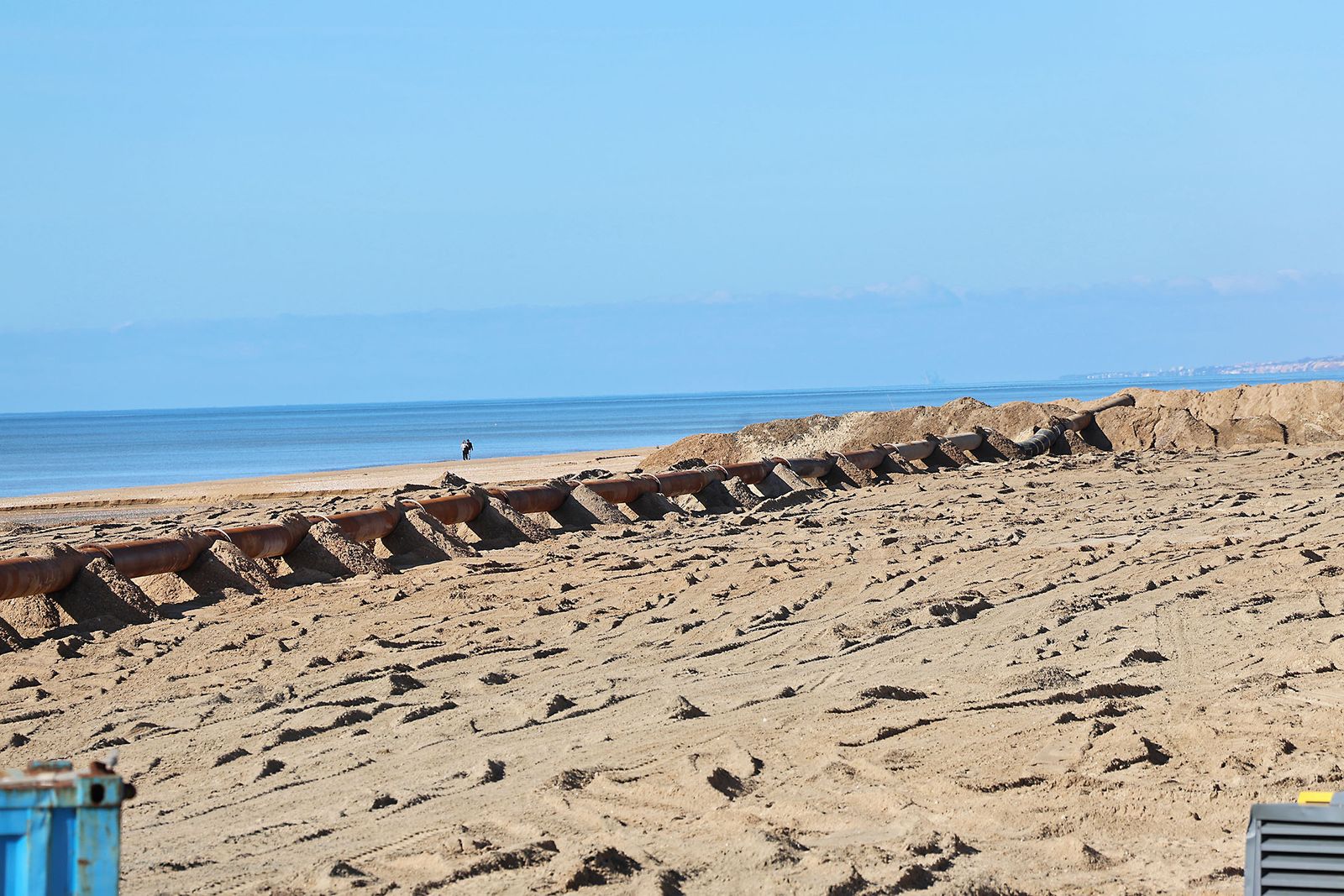 Fotografías de la concentración de los vecinos de Matalascañas tras los destrozos del paseo marítimo