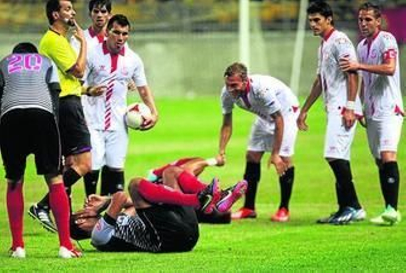 Fernando Navarro, a la derecha, junto a sus compañeros durante el duelo ante el Tetuán del sábado.