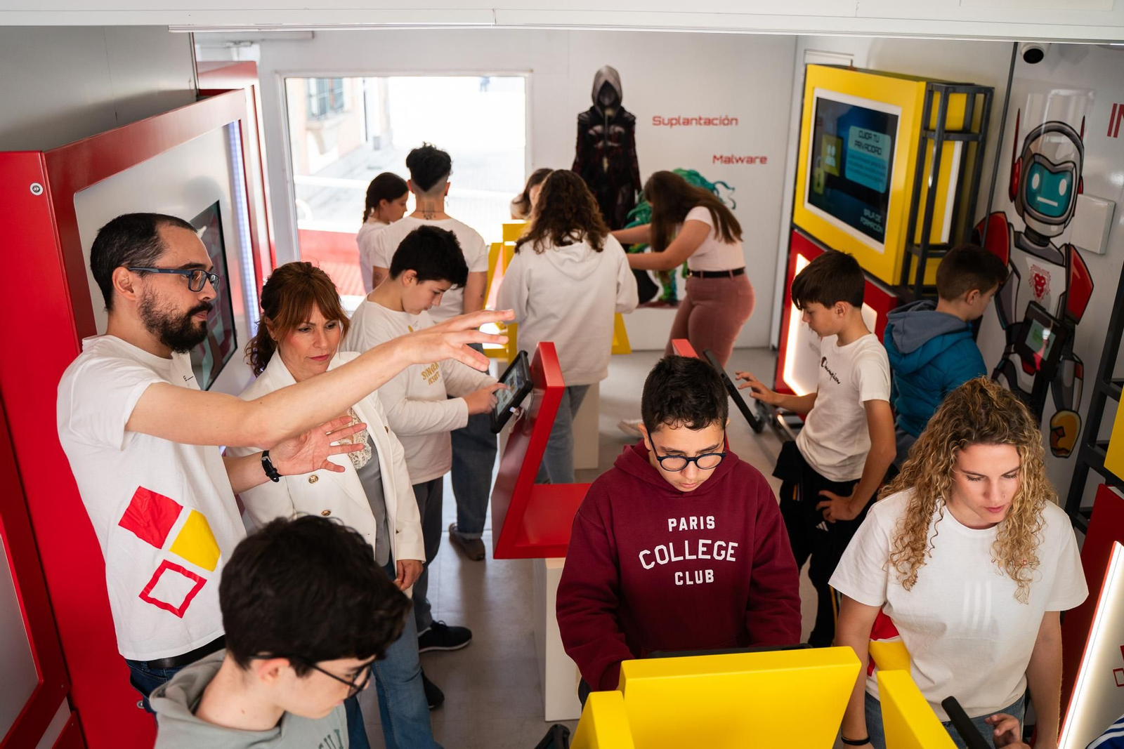 Imágenes de la inauguración del Roadshow Experiencia Incibe en la plaza 12 de Octubre