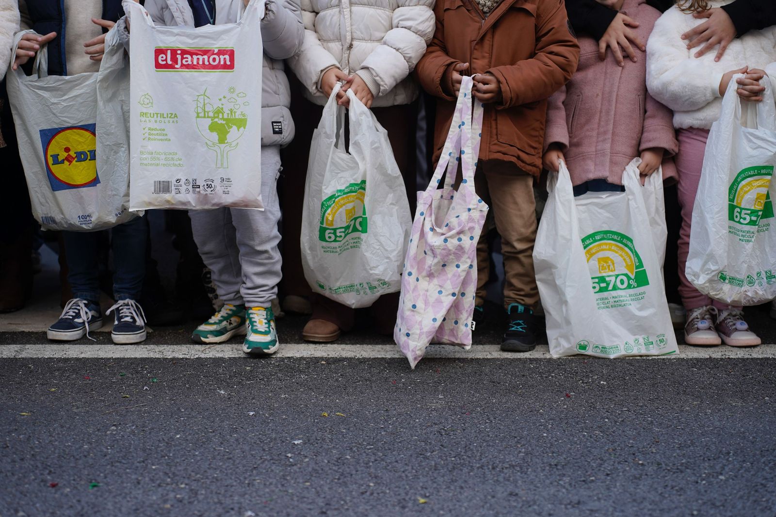 Búscate en las fotos de la cabalgata de Reyes Magos 2026 en Algeciras