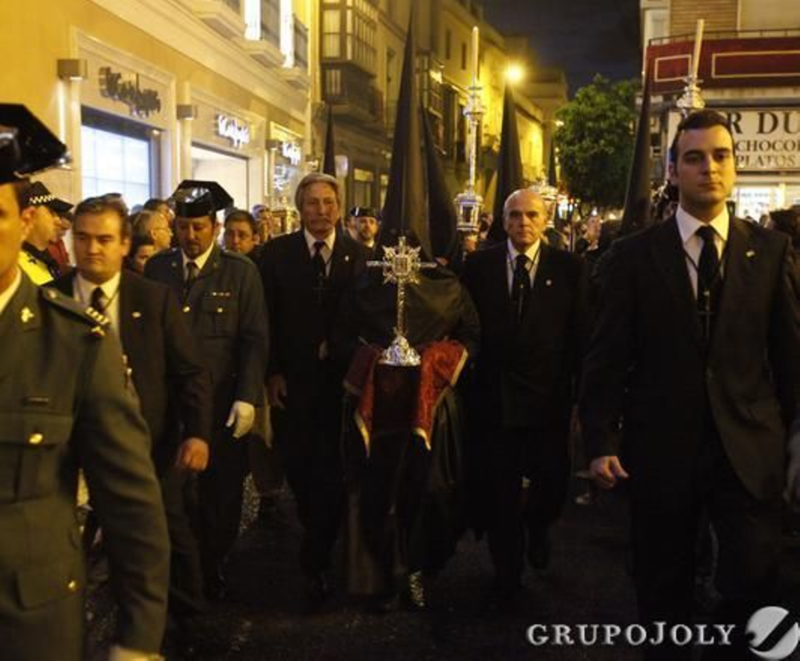 La Hermandad de Vera-Cruz sale sin pasos y completa su estación de penitencia con el Lignum Crucis.

Foto: Jose Angel Garcia
