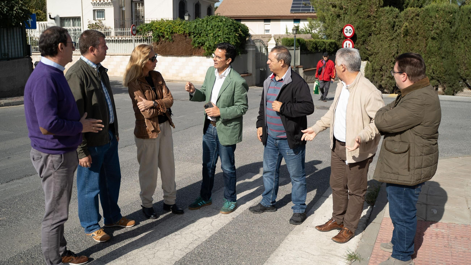 Miembros del Partido Socialista Obrero Español en su reclamo a La Diputación