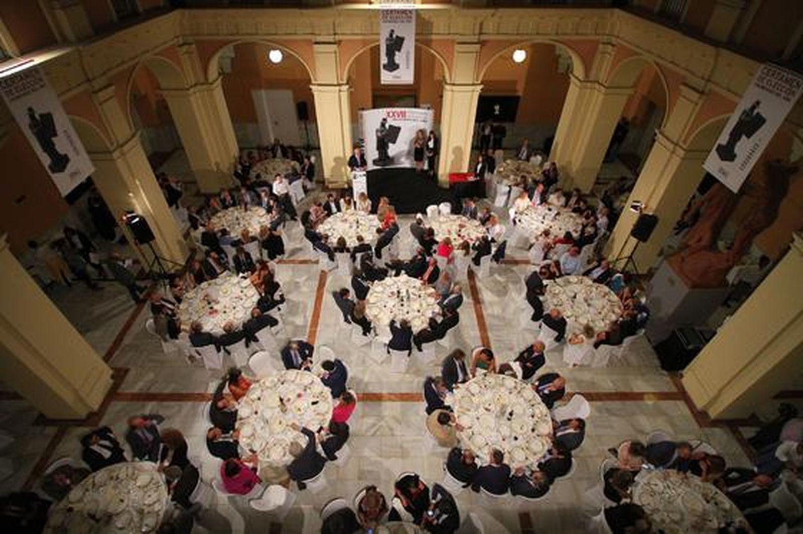 Las personalidades más destacadas de la política, la sociedad, la cultura y el deporte onubenses se citaron en la gala de los premios Onubenses del Año 2016.

Foto: Alberto Dominguez / Josue Correa / Canterla