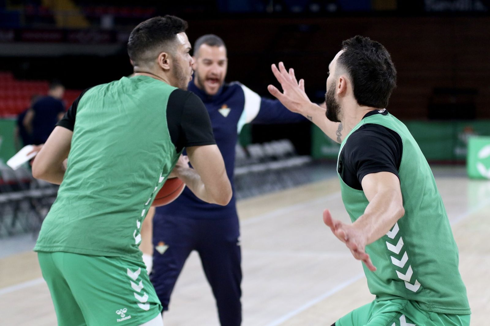 Faggiano defiende a Polanco en un entrenamiento con Savignani dando instrucciones al fondo.