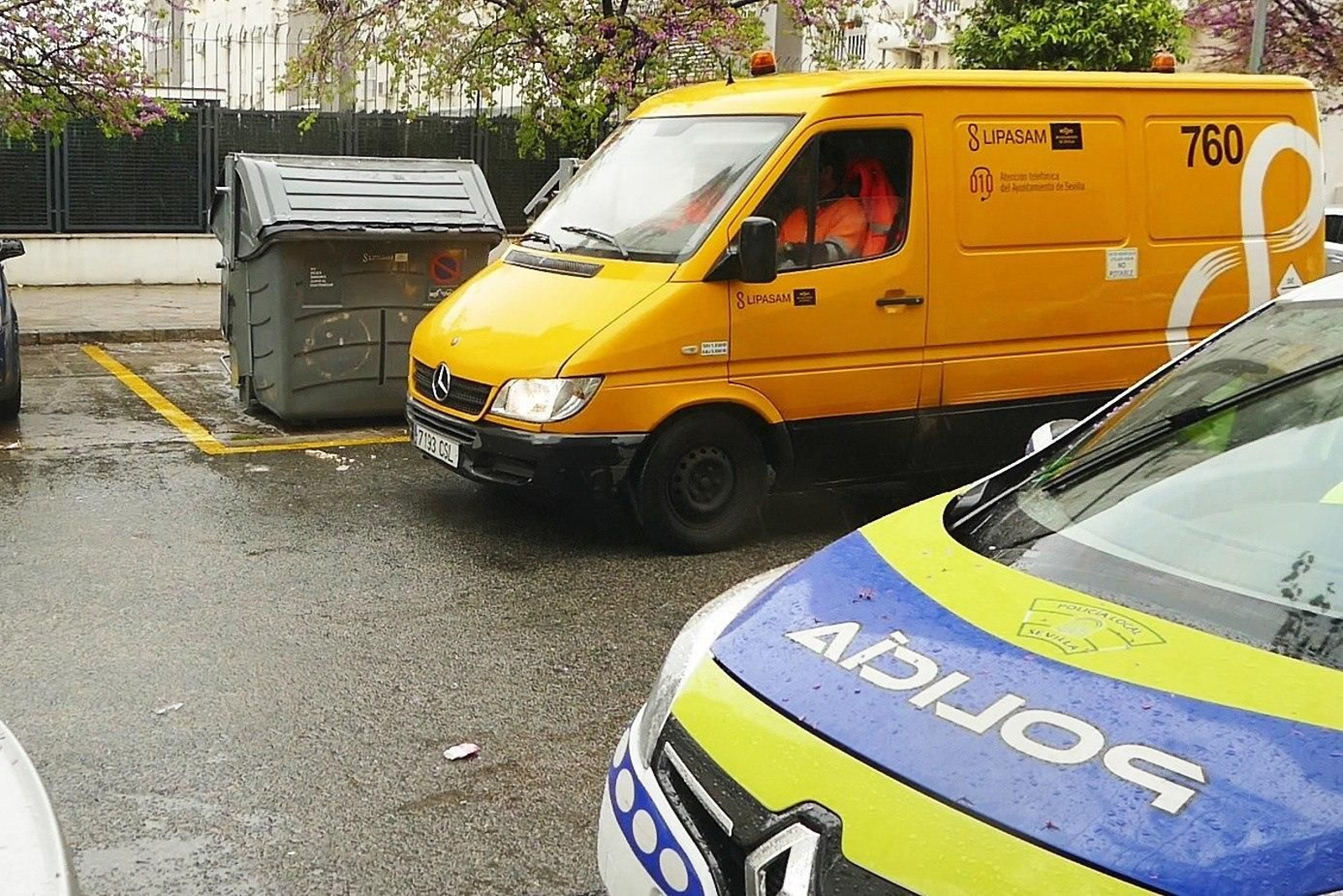 Un camión de Lipasam en la calle Ayamonte, donde sucedió el fatal atropello.
