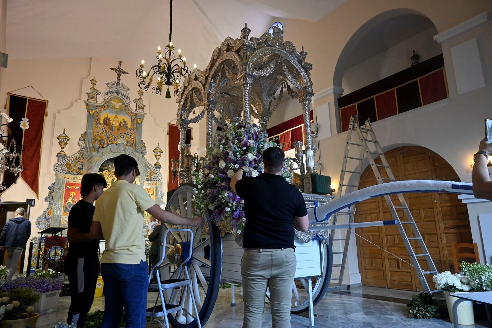 Preparativos en la Hermandad del Rocío de Huelva, este miércoles.