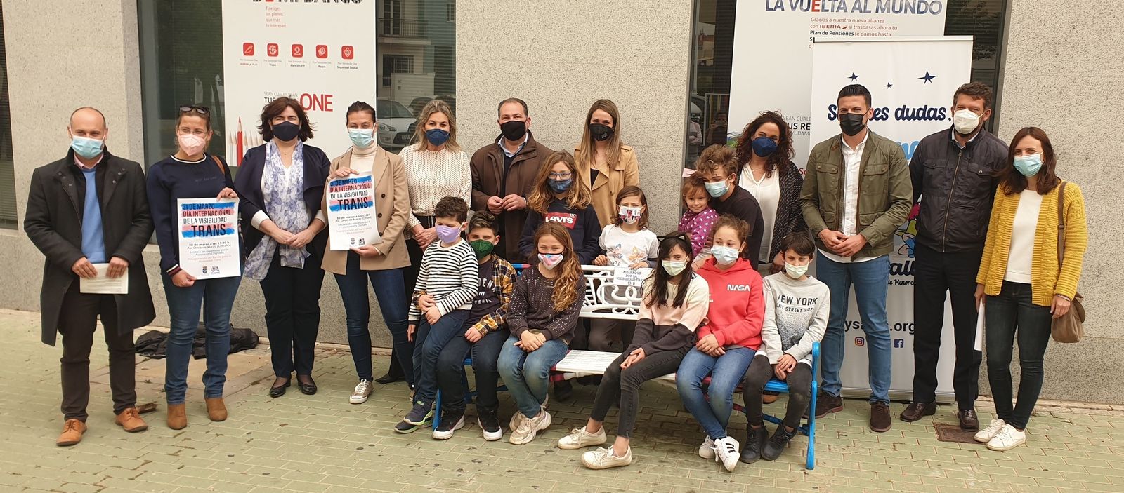 Autoridades, familiares y representantes del colectivo en la inauguración.