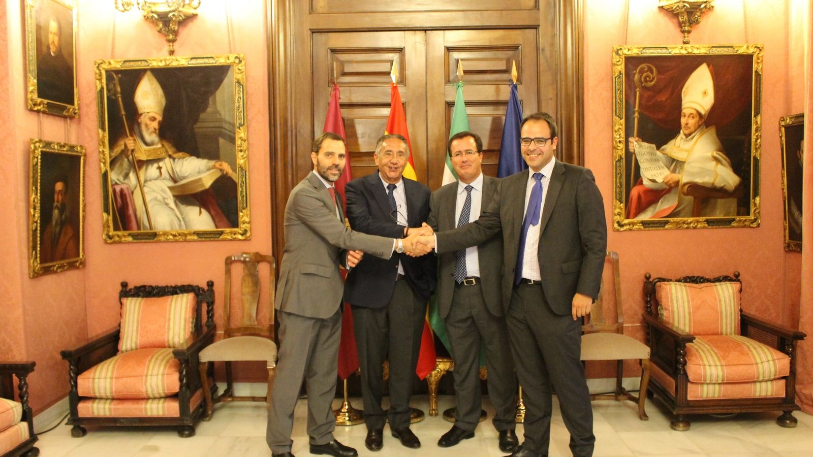 Firma del contrato en el ayuntamiento.