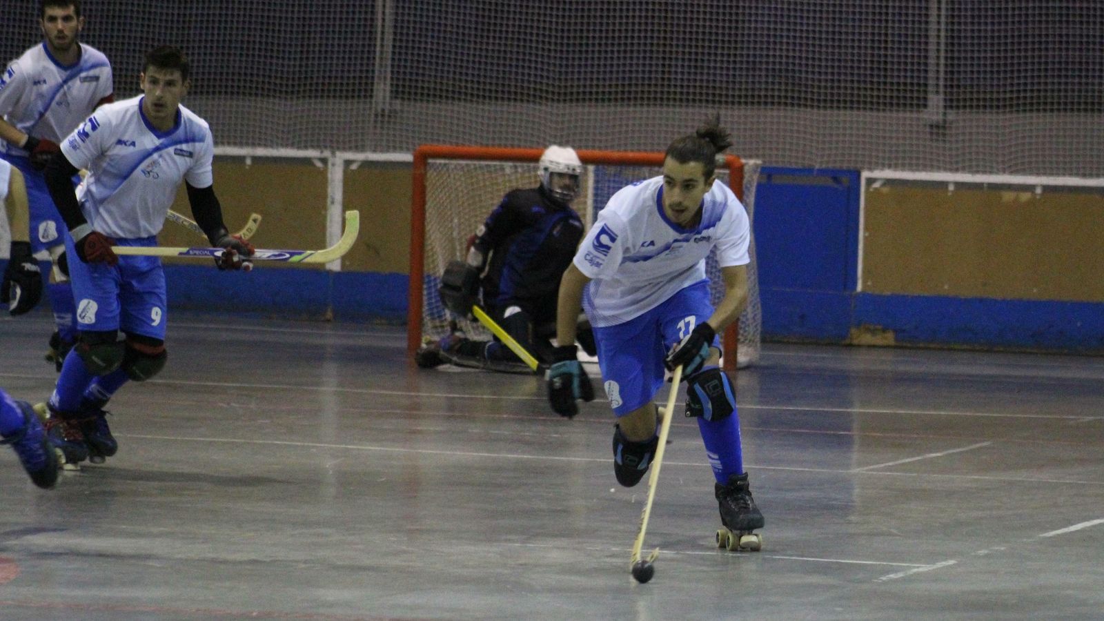 Luis de Lara controla la bola