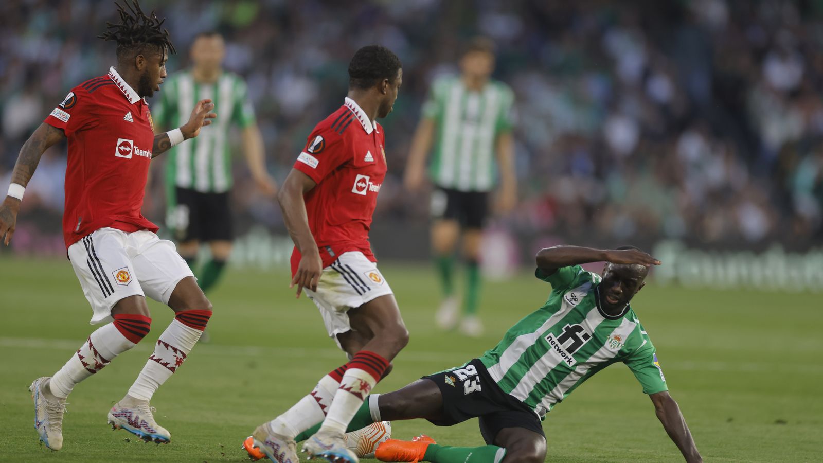 Sabaly cae ante Fred y Malacia.