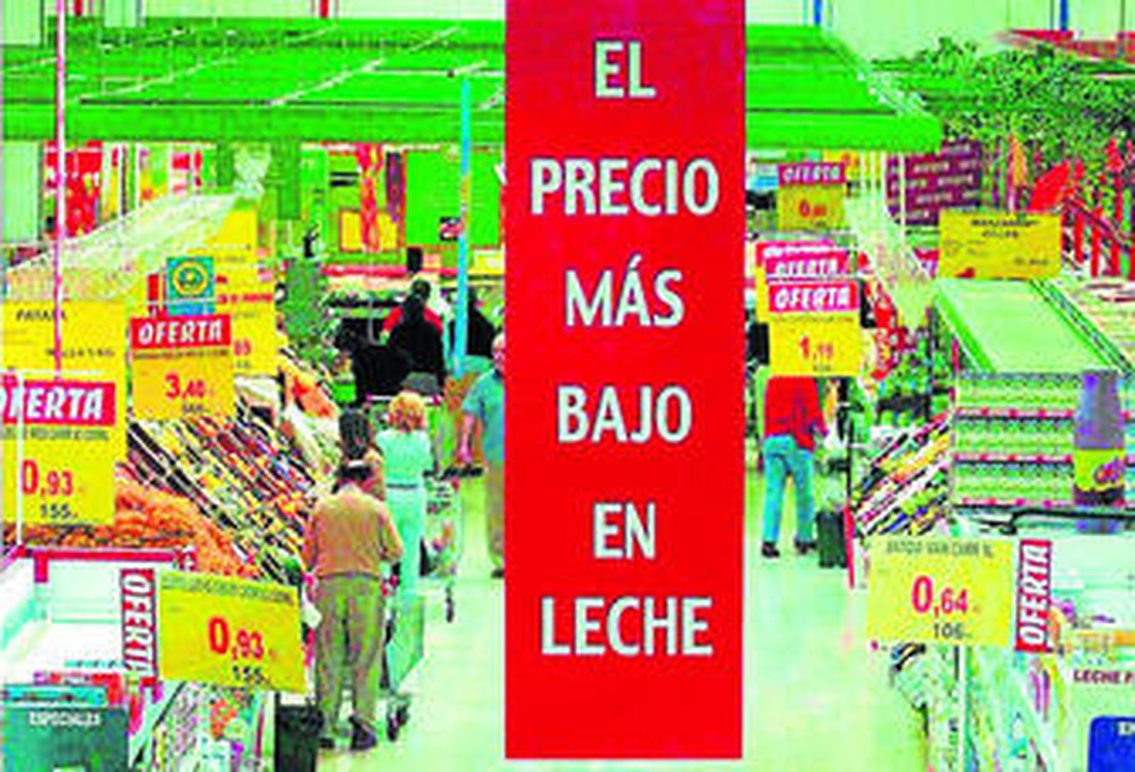 Compradores en una superficie comercial.