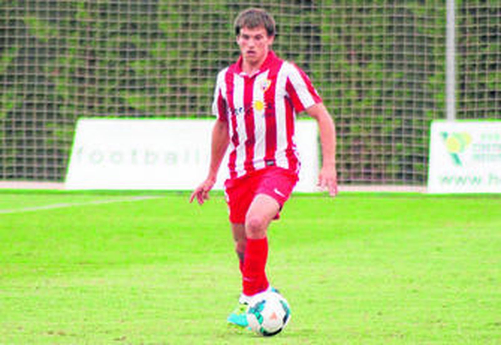 Dubarbier conduce el balón en un amistoso de la pretemporada.