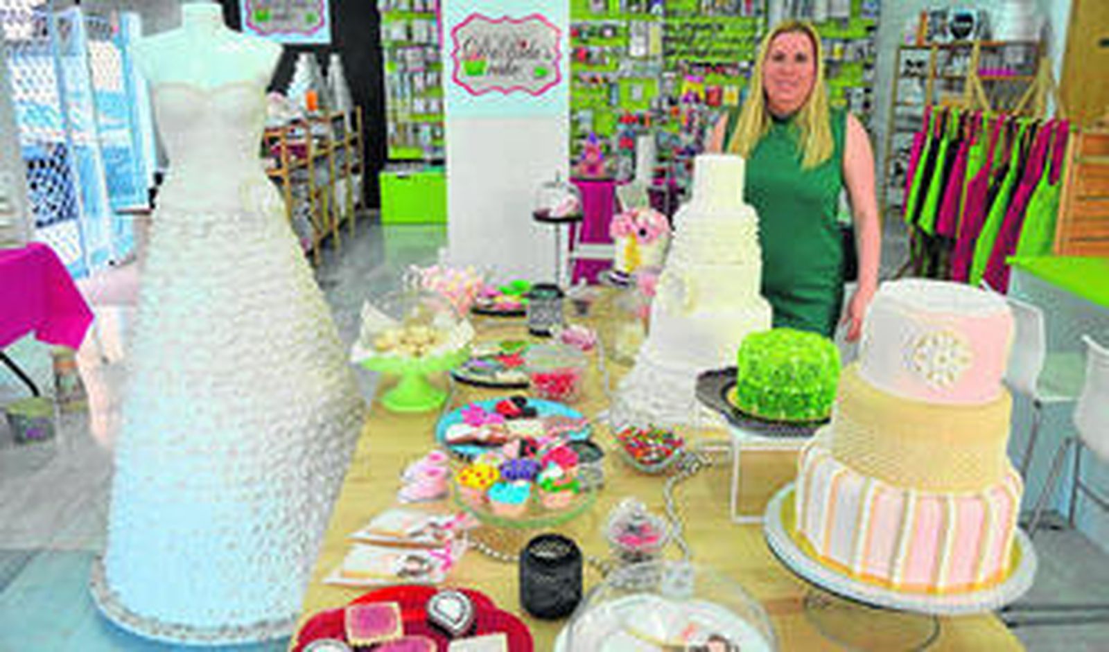 Silvia Rojas, en el interior de su negocio con algunas de sus creaciones, entre ellas el vestido.