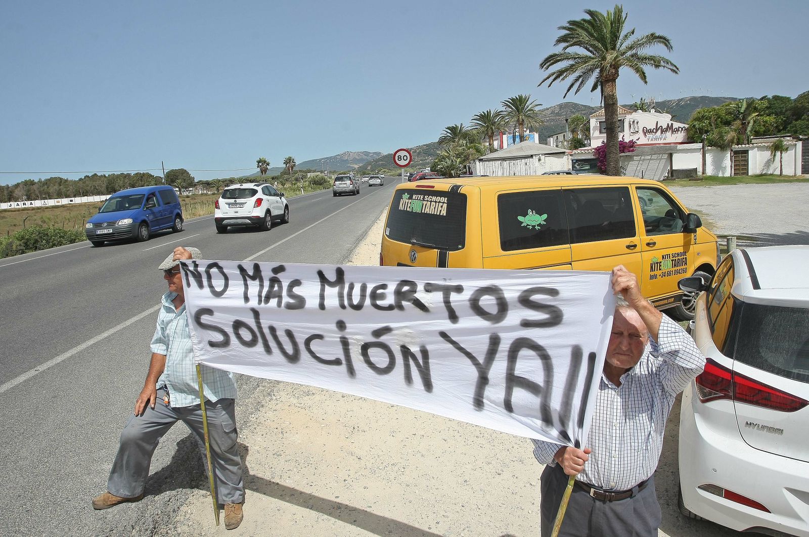 Una protesta de vecinos de Tarifa reclama cruces más seguros en la N-340.