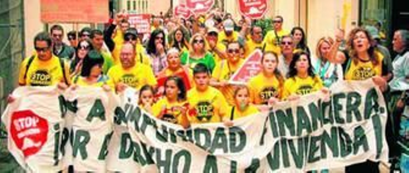 Manifestación de la Plataforma de Afectados por la Hipoteca de Huelva por las calles del centro de la capital el año pasado.