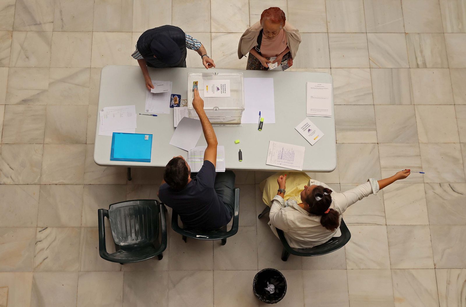 Imágenes de la jornada electoral para el Parlamento Europeo en Algeciras