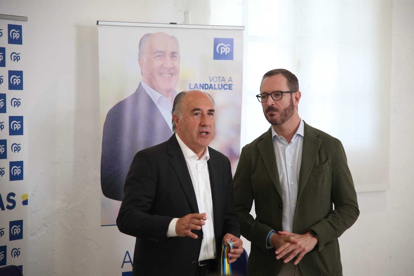 El portavoz del Grupo Parlamentario Popular en el Senado, Javier Maroto, atiende a los medios de comunicación junto a José Ignacio Landaluce, en el Museo Municipal.