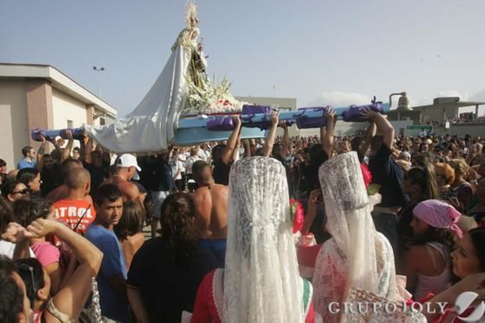 Imagen del momento en el que alzan a la virgen del Carmen, La Línea.

Foto: Joaquín Quiñones
