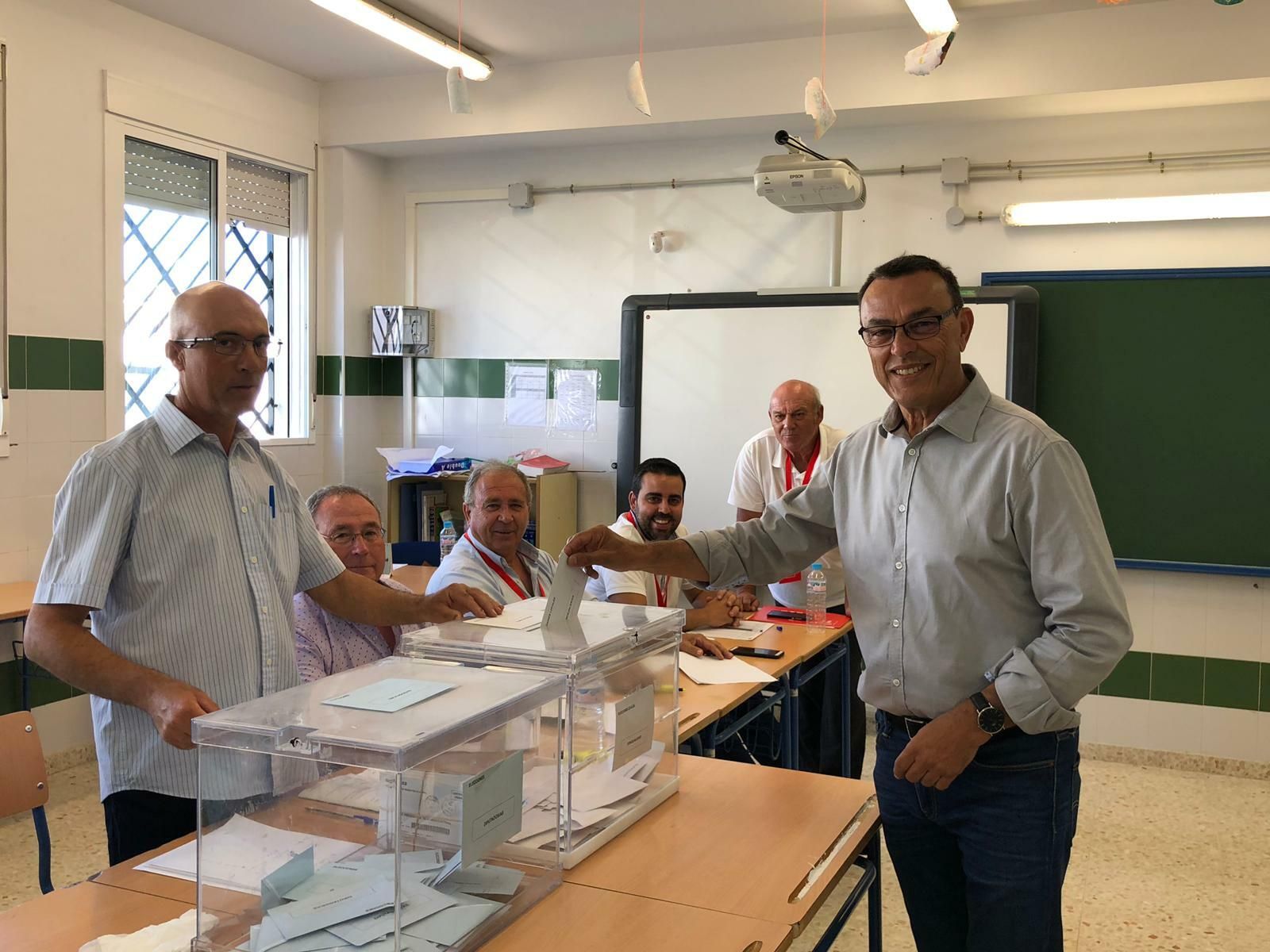 Caraballo, votando en un colegio electoral de Chucena.
